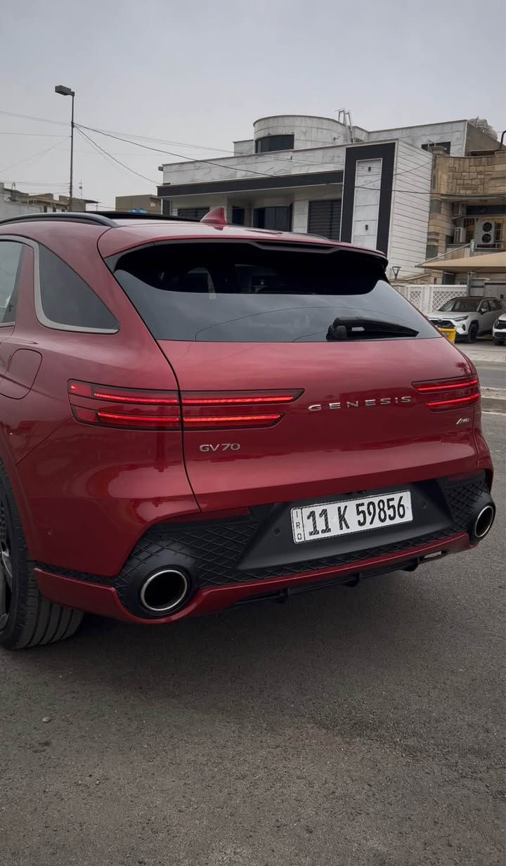 Genesis gv70 sport 2023 
السياره بدون ايرباك ،
حادثها كڤر الصندوك  فقط موجود بالصور 
الصبغ بيها بس قطعة البلاستك مال صندوك تعتبر كلين💯
ماشيه 50 الف كيلو وليس ميل  

* محرك 4 سلندر تيربو 2.5   
* الكير أوتوماتيك 8 سرعات
* دفع رباعي AWD
* اربع وضعيات قيادة  
Eco , comfort , sport, sport+
* حجم الويل رياضي 21 
* تصميم خارجي رياضي.
* تشغيل عن بعد 
* تقديم وترجيع السياره بالبصمة 
* المقاعد الأمامية تدفئه وتبريد .
* المقاعد الأماميه كهربائية مع ذاكرة خزن 
* ستيرن تدفئة
* سقف بانوراما 
* إضاءة داخلية محيطية
* ستائر للأبواب الخلفية
* تحكم تبريد منفصل 
* شاشة وسطية 14.5 
* شاشة عدادات رقمية 12.3 إنچ ثلاثية الأبعاد. 
* شحن لاسلكي للموبايل.
* Apple CarPlay وAndroid Auto.
* دخول ذكي ترحيب 
* صندوك كهرباء 
* كاميرا 360 درجة 
* كاميرا مراقبة النقطة العمياء
* رادار مثبت سرعة متكيف
* تحذير وتصحيح المسار 
* مراقبة النقطة العمياء
* تحذير من الاصطدام الأمامي
* فرملة طوارئ أوتوماتيكية
* تحذير حركة المرور الخلفية
* مساعد ركن
* مساعد الركن عن بُعد

 السعر 36500$ وبي مجال 
*********** بغداد, العراق
