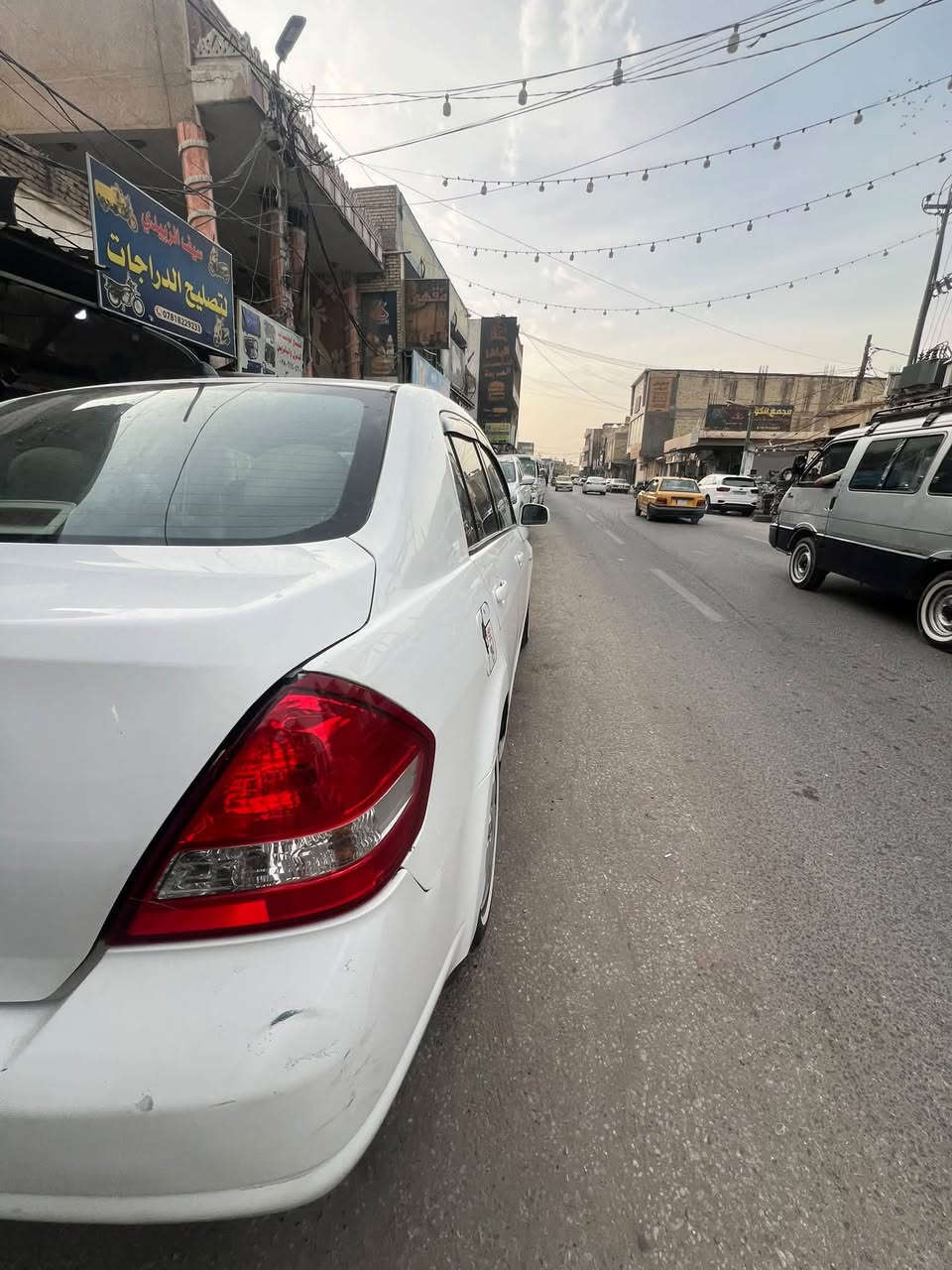 نيسان تيدا • ١٦٠٠ • ضربه خلفي
