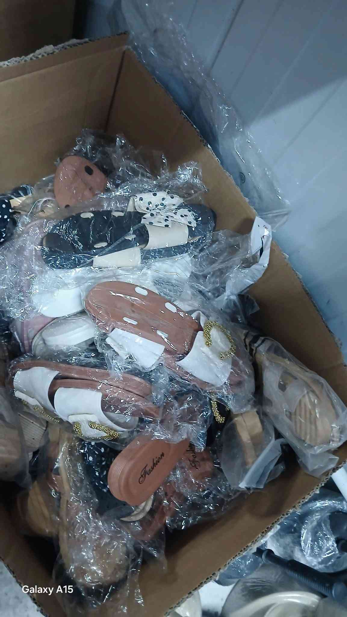 بسم الله وعلى بركة الله 
تخفيضات نااااريه 😍 
قميص مدارس سعر القطعه بالف 
صدريه بناتي سعر القطعه ب٢
جنط مدرسيه سعر القطعه ب٥ 
احذيه بناتي وولادي سعر القطعه ب٥ 
كالون بناتي سعر القطعه ب٢٥٠ 
كيلوت نسائي سعر القطعه ب ٢
سلبر نسائي سعر القطعه ب٣ 
العنوان فلوجه حي الضباط شارع المستشفى مجاور دكتوره محاسن 
اسم المحل مجمع الأخوين للتبضع المنزلي متواجدين لساعه ١٢ليلا

نص مكتوب في الصور:
- Galaxy A15