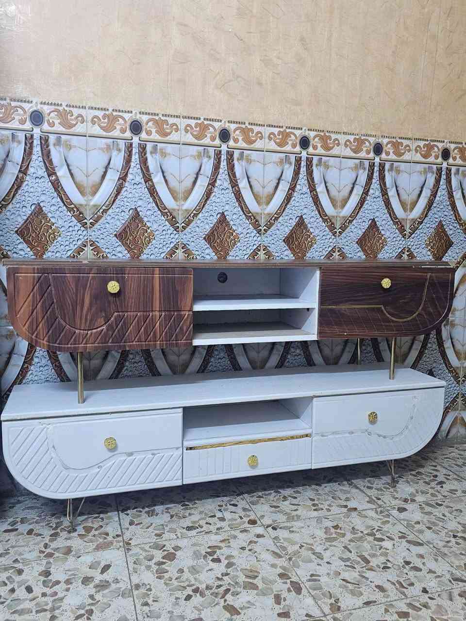 ميز تيفي جدد غير مستعمل قياسة 140 نهائيا سعرة 35 الالف واكو توصيل داخل بغداد لاتصال واتساب فقط واكو ***********طبكلات وسطية سعرة قطعة 10 بيه اضرار بسطية مثل ما بصورة واكو توصيل داخل بغداد لاتصال واتساب فقط ***********
