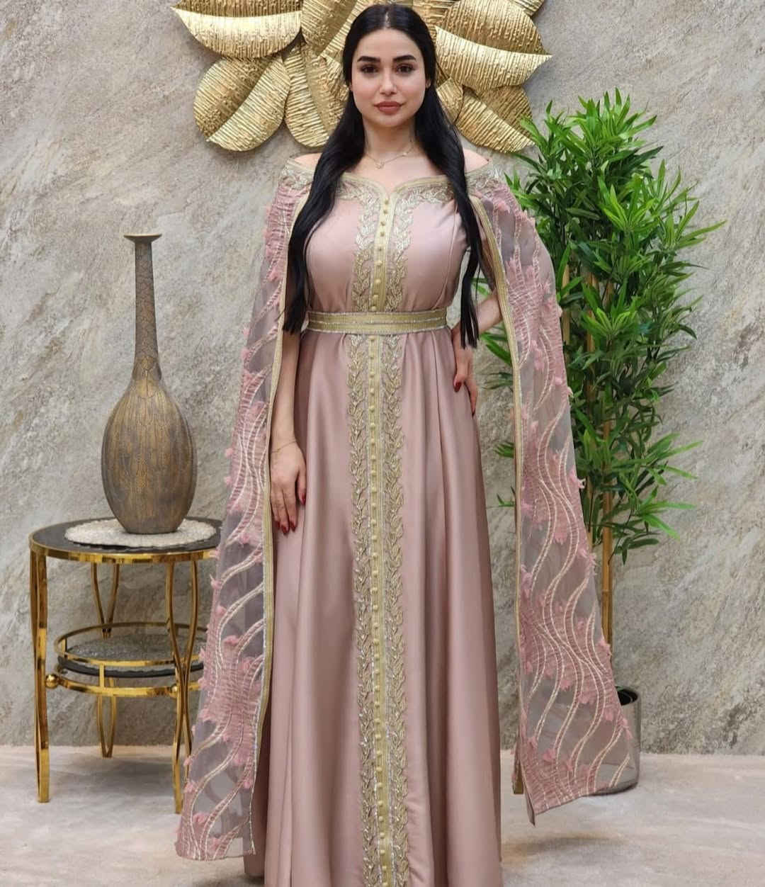 السلام عليكم اخذت هذا الفستان قبل 4 اشهر و لبسته بس مره وحده اشتريته بـ160 و ابيعه بـ100 و بي مجال نضيف جدا و بعد اللبس انغسل و انكوى و يلبس من وزن 70 لحد 120 
للاستفسار ***********
