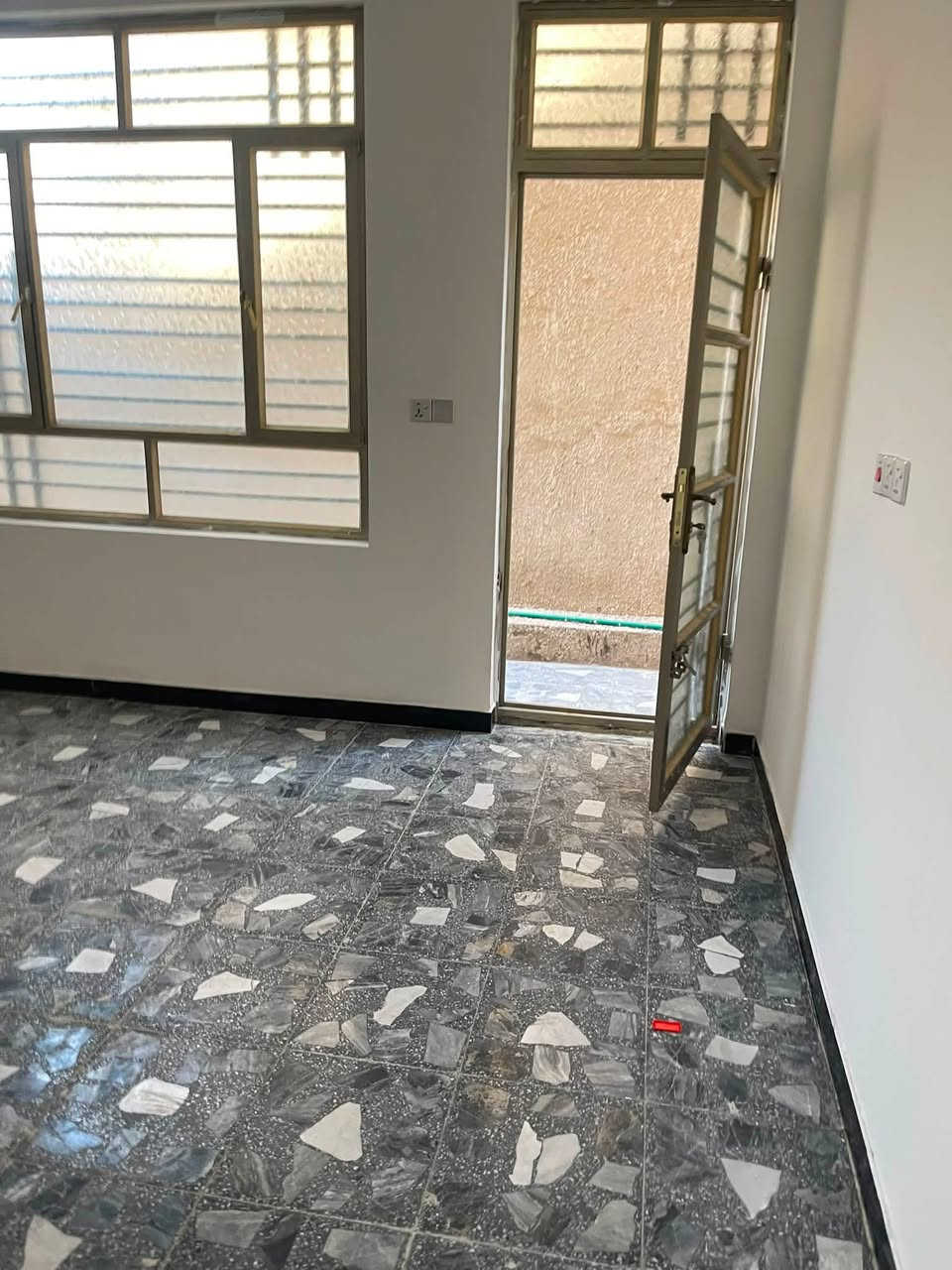 للبيع بيت 100 متر قاط ونص بيت جديد وشغل درجة أولى غرفتين نوم واستقبال وصالة حمامات عدد٢ طابو زراعي سند ٢٥ وكالة ام الصورة العنوان الزعفرانية شارع صيدلية زينة علي فرع خامس خدمات كاملة السعر ٩٠ مليون للاستفسار اتصال ***********
