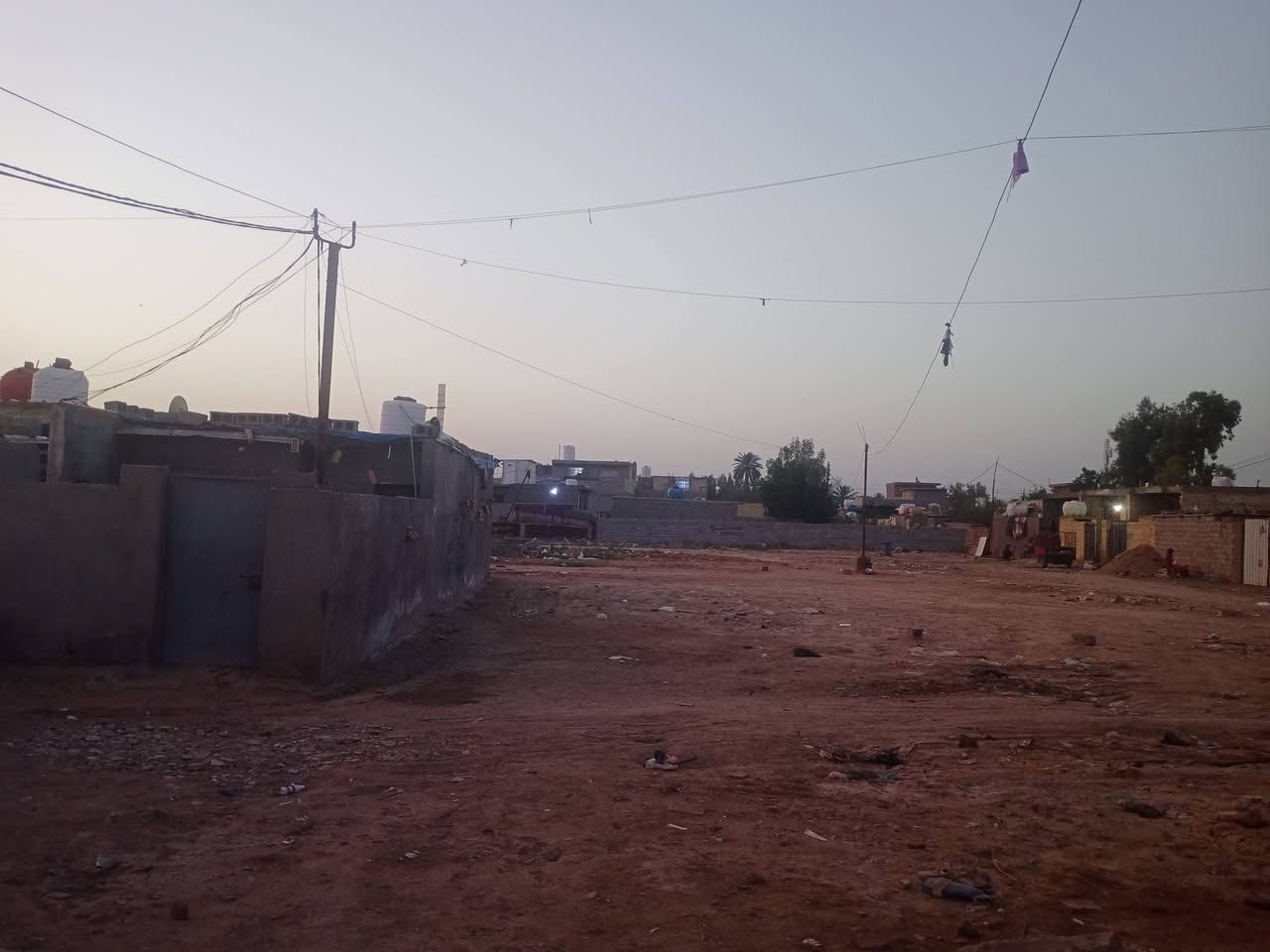 اسلام عليكم قطعه للبيع مساحه 200 المكان بغداد جسر ديالئ العريفيه قرب تل الرشاد قطعه بصف الركن السعر 22مليون وبيه مجال بصيط وخدمات الماي ولكهرباء  الستفسار عل رقم***********
