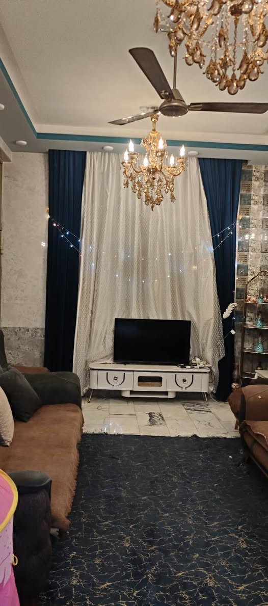 بيت للبيع في الوائلي  بداية شارع الحدادمساحة ١١١ طابق ونص بناء درجه اولى جديد
