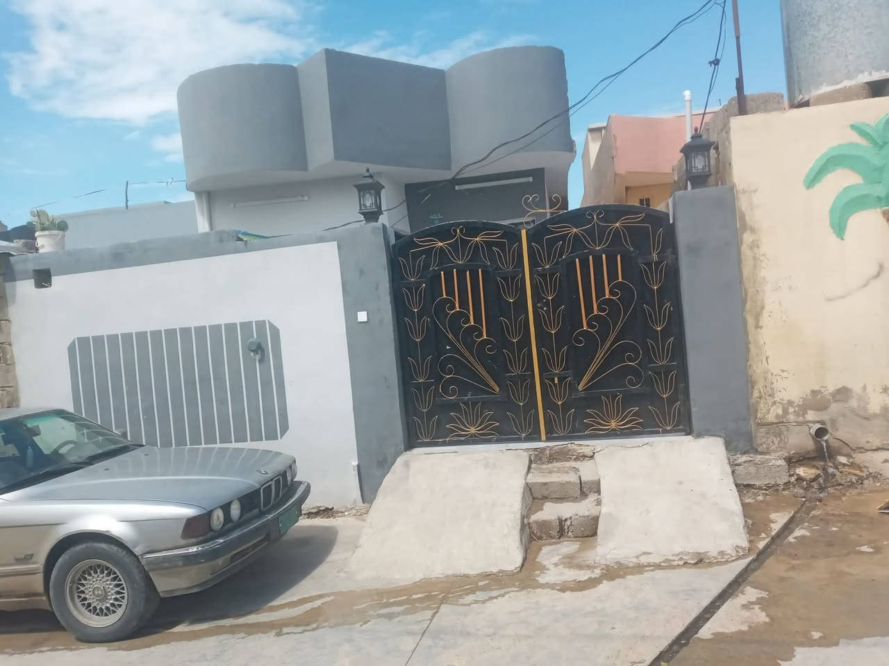 بيت للبيع المساحه 120يتكون البيت من غرفتين وهول ومطبخ واستقبال وصحيات البيت كامل مايعزو شي وصل بلديه بي العنوان العبور متخل الثاني قرب صيدلية زينب خدمات كامله السعر على الخاص او عل رقم ***********
