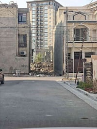 فرصة مميزة! 🤩 قطعة أرض 100م للبيع بحي الجهاد، قرب مجمع النسيم. 🏡 تطل ع...