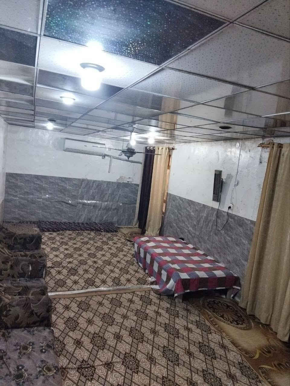 بيت للبيع 100 متر دولان 
حي الوفاء 
غرفتين + صاله + استقبال 
استفسار ع الواتساب...
***********
