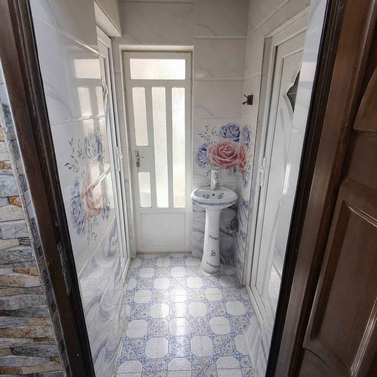 دار للبيع مساحة 100متر10x10  الطابق الارضي يتكون من استقبال 6x4  مطبخ3x4
صاله 6x4 مجمع صحيات داخلي  وحمام +تواليت خارجي

الطابق العلوي يتكون من صاله 6x4  مع حمام +تواليت مع مخزن كبير مع غرفتين غير مكتمليتين البناء 
ملاحظة..البيت الاساس كونكيت مع السقف وجدران  بورك +سيراميك والأرضية بروسلين
العنوان كوفه شارع المعمل مقابل مدرسه السفير شارع 10متر 
السعر 50مليون الاستفسار ***********
