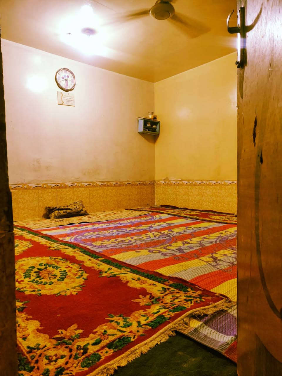 بيت 100م للرهن عسكري مدارس عوزه ترتيب قليل علينه من بعد الرهن قيمة الرهن 30بي مجال قرب المدارس *********** للتواصل.
