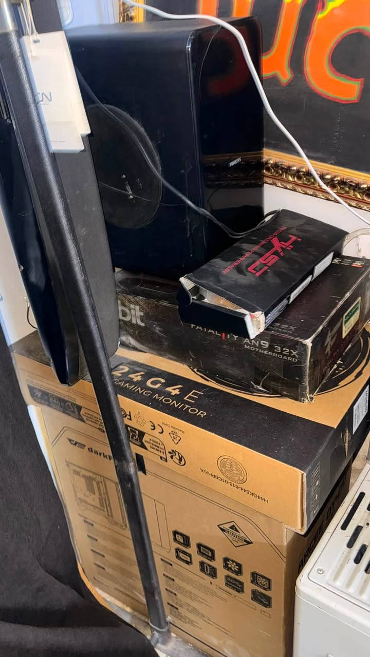 Pc - (مستخدم مده قليله اخو الجديد-للبيع)
Pc 
كامل ملحقاتها قطعها مثل ماموجود بالفتاوره
انطيك كلشي وياها سماعتها غراضها العاب ستيم مشتريهم كلشي انطيك وياها  + كل القطع بيها ضمان 
الاستفسارا:***********

