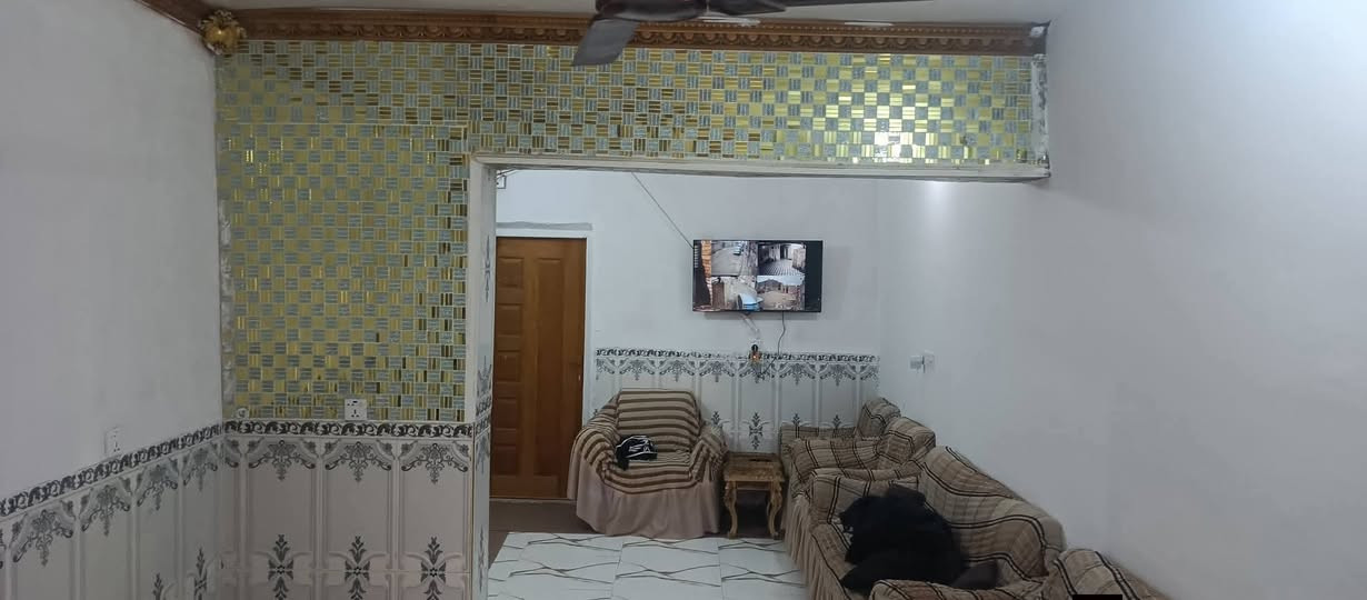 بيت للبيع مساحه 150 متر قرب مدرسه الشهباء ديوانيه  شافعيه  السعر 55 وبي مجال *********** ***********@
