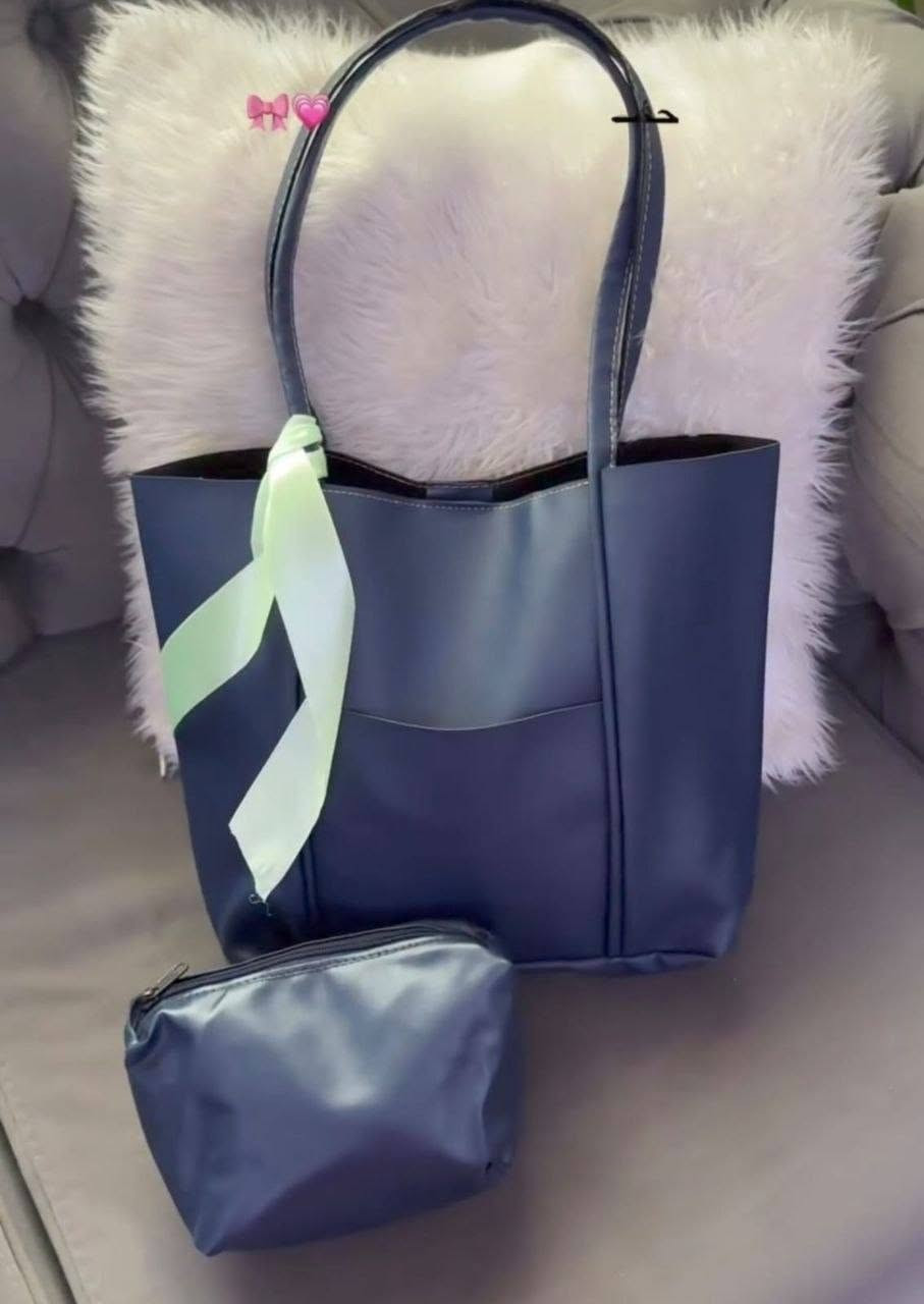 جنط جلد قطعه 7 الف فقط❤️‍🔥 كل ٤ قطع جنطه هديه👜 من اختيار البيج  توصيل🚗 الف داخل رفاعي للحجز مراسله خاص 👇

نص مكتوب في الصور:
- 🤎😳small🤎
- كتيبه كبيره