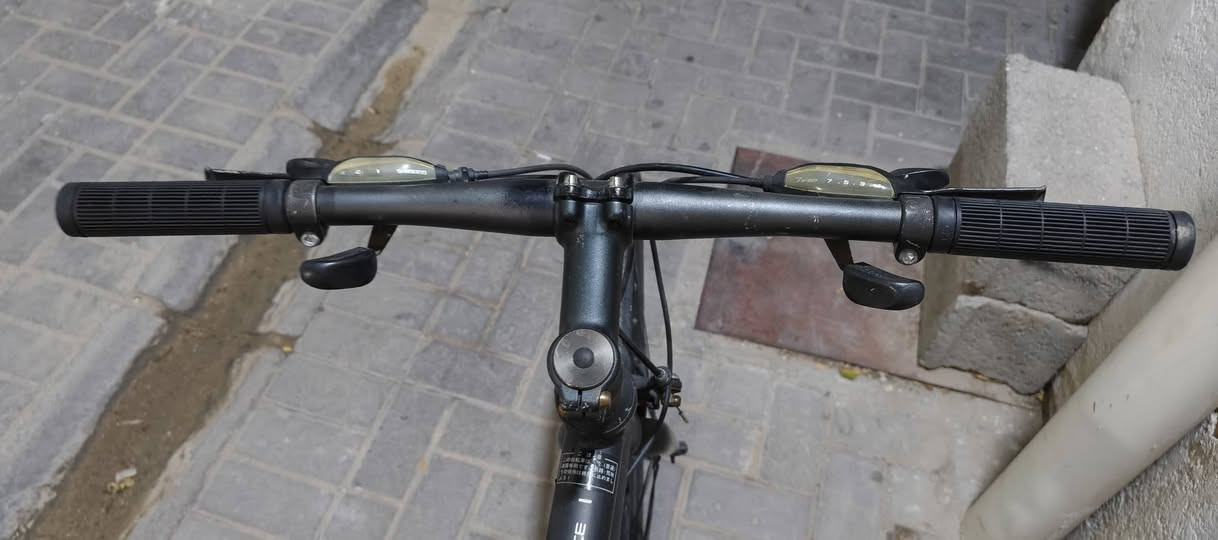 بايسكل ياباني رياضي اصلي نضيف كلش خفيف الوزن وكلش قوي سبعه بداله خلفيه وثلاثه اماميه السعر 175 الف وبي مجال 
للتواصل ***********
