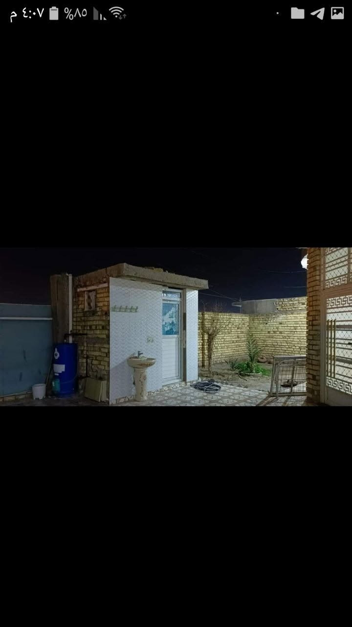 فرصة استثمارية وسكنية لا تُعوض | منزل للبيع بموقع ذهبي في حي بابل
فرصة ممتازة لمن يبحث عن الراحة والمساحة الراهية! بيت طابو صرف جاهز للسكن، بتصميم عصري واستغلال مثالي للمساحات.
تفاصيل العقار:
المساحة الإجمالية: 300 متر مربع (طابق واحد).
الأبعاد: واجهة عريضة 12 متر × نزال 25 متر (أبعاد مثالية توفر تهوية وإضاءة ممتازة).
الموقع: حي بابل – مجاور مدرسة النخبة (موقع راقٍ، هادئ، وقريب من كافة الخدمات التعليمية والخدمية).
التصميم الداخلي:
استقبال واسع وصالة داخلية مريحة للعائلة والضيوف.
غرفتين نوم بمساحات مريحة.
مطبخ نظام حديث (حار + بارد).
مناور عدد 2 لضمان دخول الضوء الطبيعي وتجديد الهواء.
مرافق صحية كاملة (داخلية وخارجية).
الحالة: البيت بوضع ممتاز وجاهز للسكن فوراً، يحتاج فقط لمسات بسيطة جداً (الستارة والواجهة الخارجية) لتصممه على ذوقك الخاص.
السعر المطلوب: 190 مليون دينار (مع تفاوض بسيط للجادين فقط).
للتواصل والاستفسار: [ *********** ]
