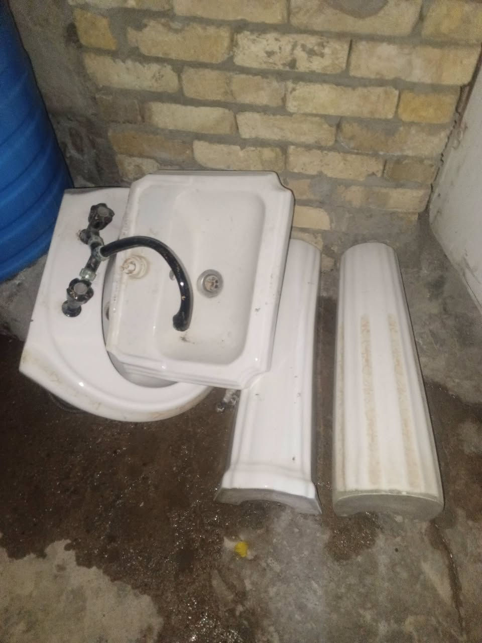مقطورات ام ال1000لتر عدد ثنين ومغاسل ثنين نضيفات ميز يلازمه نضيف شراي تصل او واتساب ***********
