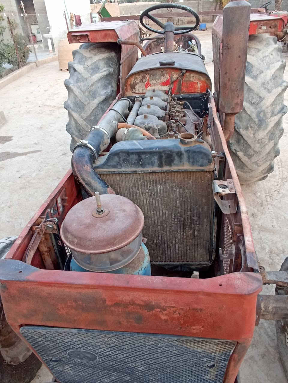 السلام عليكم مكينه عنتر للبيع موديل 87 مجفته جديد كير هدروليك كله شرط بيها سنويه  السعر 4700. المكان ديالى ***********
