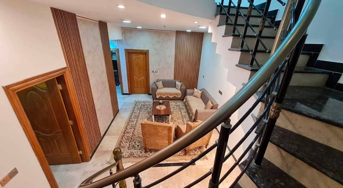 السلام عليكم 
للبيع دار سكن مساحة 176م في منطقة الشعب حي التجار 
مقابيل النادي العربي الرياضي بناء حديث 
يحتوي على 5 غرف منام سويت ارضيات مرمر.
5 حمامات + كراج صغير + حديقه 
للاستفسار اكثر مراجعة مكتب الجوهرة للوساطة العقارية
الكائن في حي البنوك شارع الكنيسة او الاتصال على الرقم 
***********
