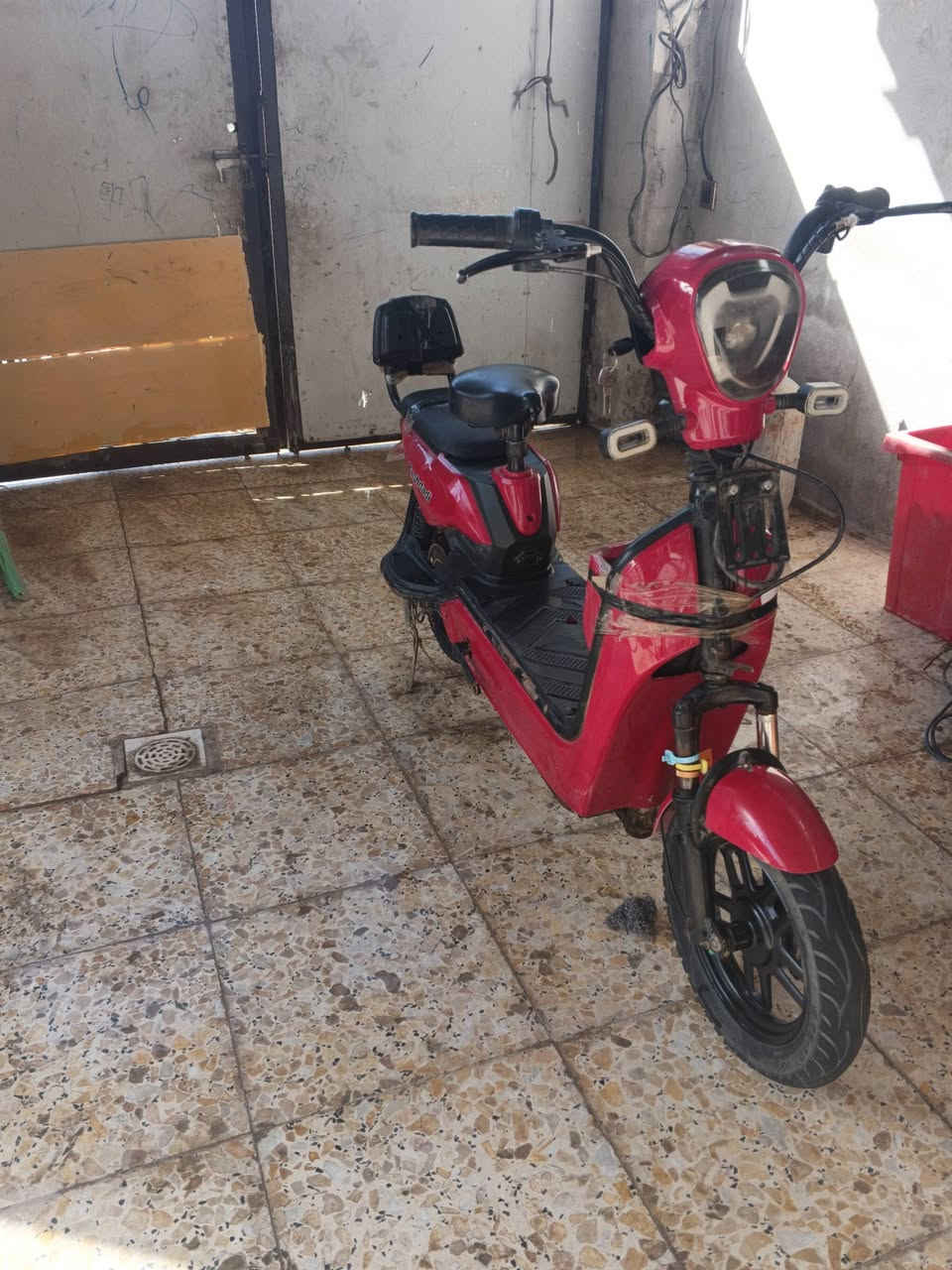 دراجه شحن حجم 14 دراجه نضيفه.. 
بطارياتها نضيفه وممتازه 💪
تمشي مسافه مابين 25 30 كيلو متر 🔥
تايراتها جديده جوبلس 🛵
بس يرادله صيانه قليله 👍🏻
سعر الدراجه 175 وبيهه مجال 🌹
للاتصال
*********** 📞
