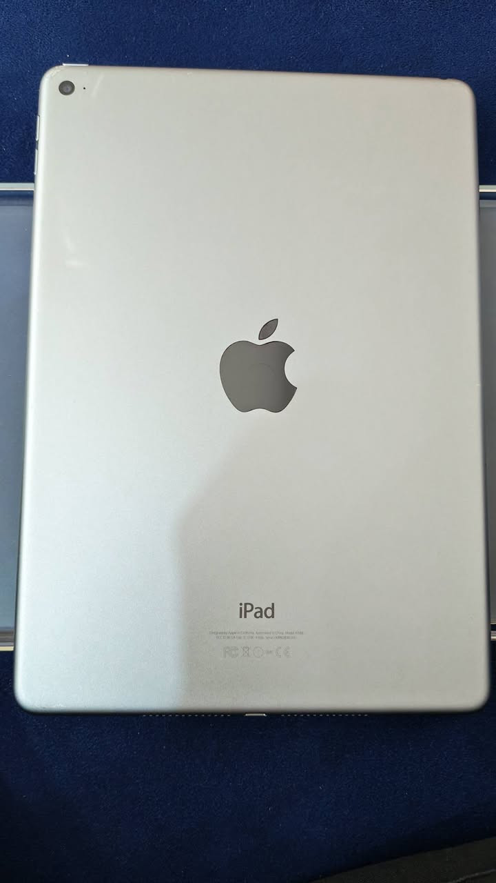 ​للبيع آيباد اير 2 (iPad Air 2)السعر85
السعة: 16 جيجابايت
​النظافة: شرط النظافة 90% (جهاز نظيف وشغال تمام)
تواصل***********
