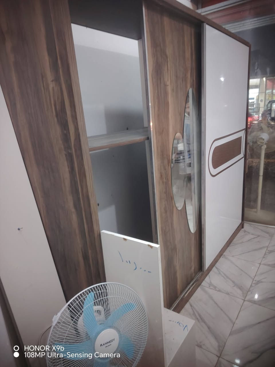 السلام عليكم غراض مستخدمة للبيع اسعار مناسبة للاستفسار *********** الصوب الثاني قرب بيت ابو مجاهد 
شاشة 50 عطلانه 
غسالات شغالات 
ميز مراية نضيف 
كومديات 
تخم صاج 
ديوان 18 نفر مستخدم 
جرابي نفر خشب 
كاروك طفل
ثلاجة شغاله ع شرط 
مدات عدد 2 وبعد هواي غراض عندي تصفيه مراوح شحن جديد ومكانس كهربائيه جديد كلشي متوفر بأسعاو مناسبه بوفيات من المتر ونص لحد 3 متر تخامه ملكي ورئاسي
