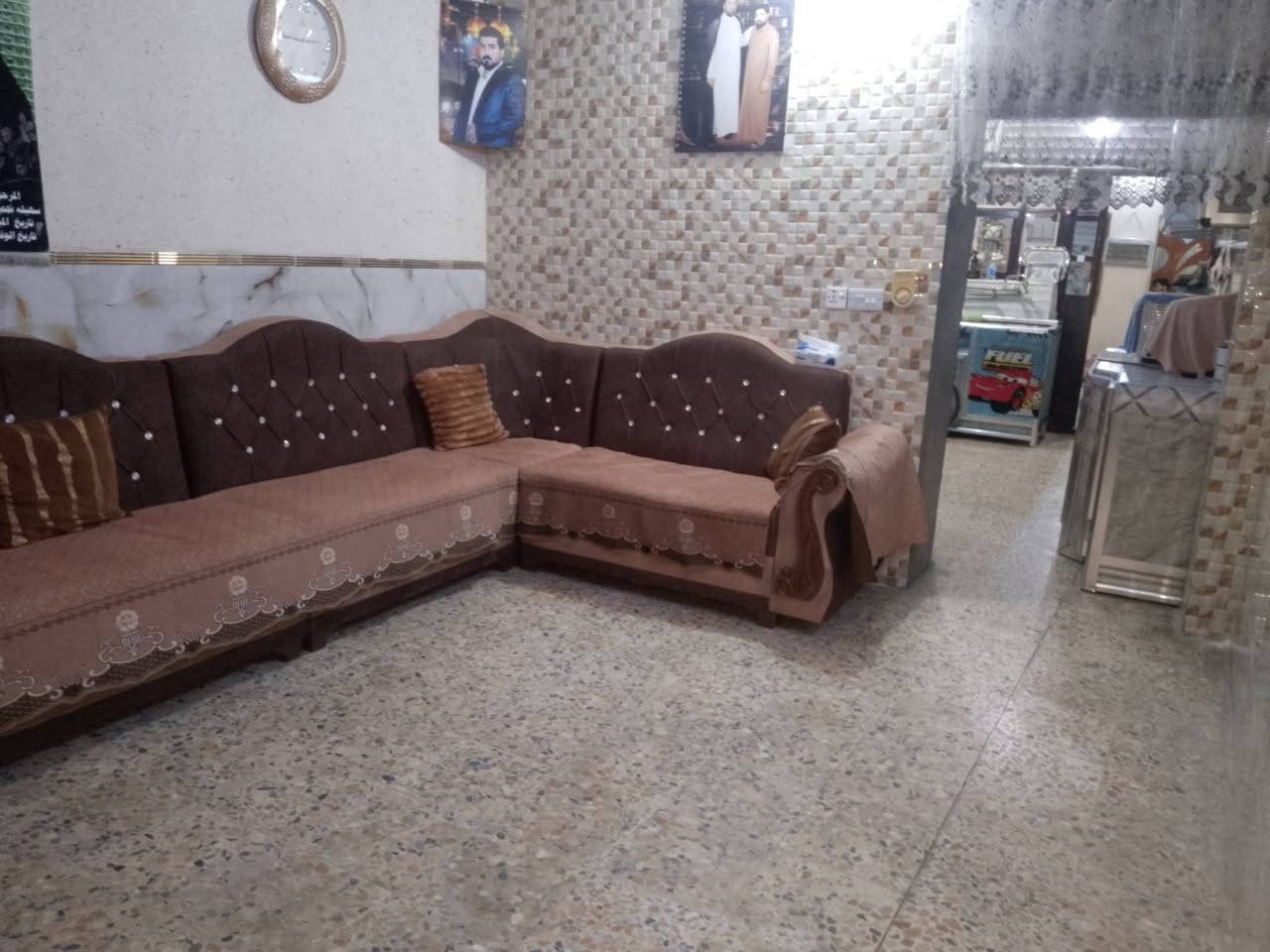 السلام عليكم 
دار للبيع سند طابو الشعله الاولى الفرع المقابل للمنتزه المساحه ٨٠م
يحتوي على استقبال وغرفه نوم عدد٢ ومطبخ وخدمات صحيه وهول داخلي السعر ٩٠مليون 
الاستفسار على الرقم ***********
بالامكان الاطلاع على الصور
