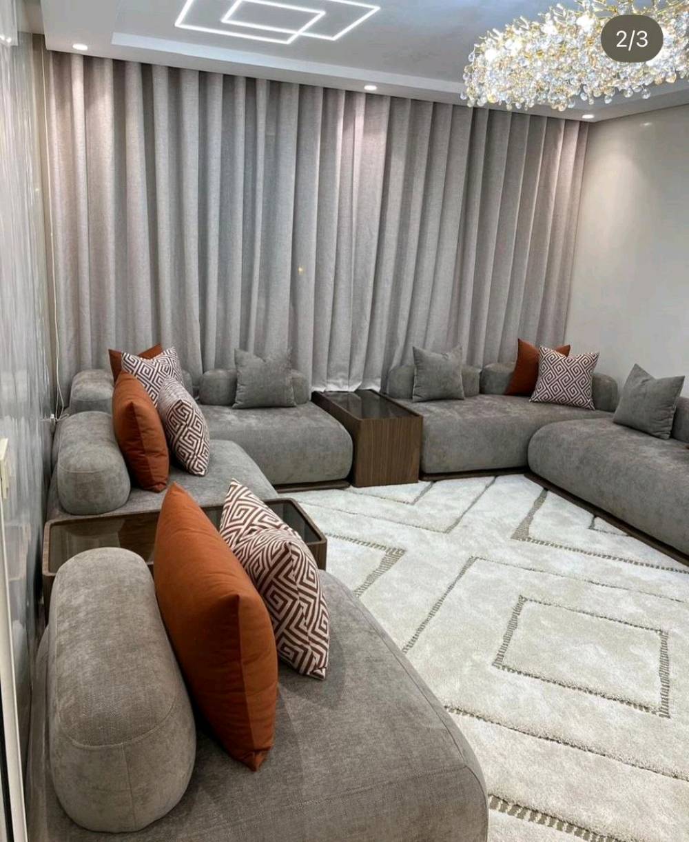 🛋️ ديوان مودرن بتصميم راقٍ وجودة مضمونة 

🔹 المواصفات:

- خشب زان مصري.
- مقعد صفاح بلوك (بلاويد) سماكة 16 ملم.
- إسفنج هاي إكسترا طبي.
- ارتفاع المقعد 12 سم.
- ارتفاع الظهر 6 سم.
- قماش خاولي إيطالي، استيراد خاص.

خطوط هادئة.
خامات مختارة بعناية.
حضور يملأ المكان بدون مبالغة.

هذا النوع من الأثاث ما يناسب الكل... يناسب أصحاب الذوق الرفيع فقط. 

الأسعار:
يبدأ سعر المتر من 195 ألف  
اقل شي شي 5امتار 
📏 جميع القياسات تُنفذ حسب طلبكم، مع إمكانية اختيار اللون الذي يناسبكم.

🤝 ضمان الجودة:
يوصلكم الديوان بنفس الصور والجودة، وأي اختلاف أو ضرر يتم إرجاع الطلب. مع وصل ضمان لمدة 10سنوات  صيانه داخل المعمل

🚚 توصيل متوفر إلى جميع محافظات العراق.