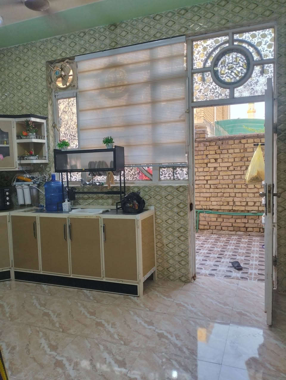 بيت للبيع  مساحه 150متر  سند 25 سعر 68وبي مجال بيت بناء حديث يحتوي على غرفتين صاله هول مطبخ صحيات بناء طابوك سقف صب مسلح عنوان كرادة قرب جامع فتح المبين  ***********
