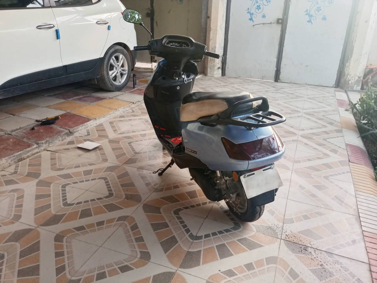 للبيع ب١٥٠ الف
 الدراجه ابيع هل الموجود 
بيها خنكه ما اعرف شنو
مبدللها قايش جديد
وباتري جديد ودراجه تخبل كهربائيات شغالة 
وعندي فيديو الها راح انزلها بالتعليقات 
عندك الكفر الايسر مكسور فقط
عنواني بابل الهاشمية تقاطع السياحي 
***********

