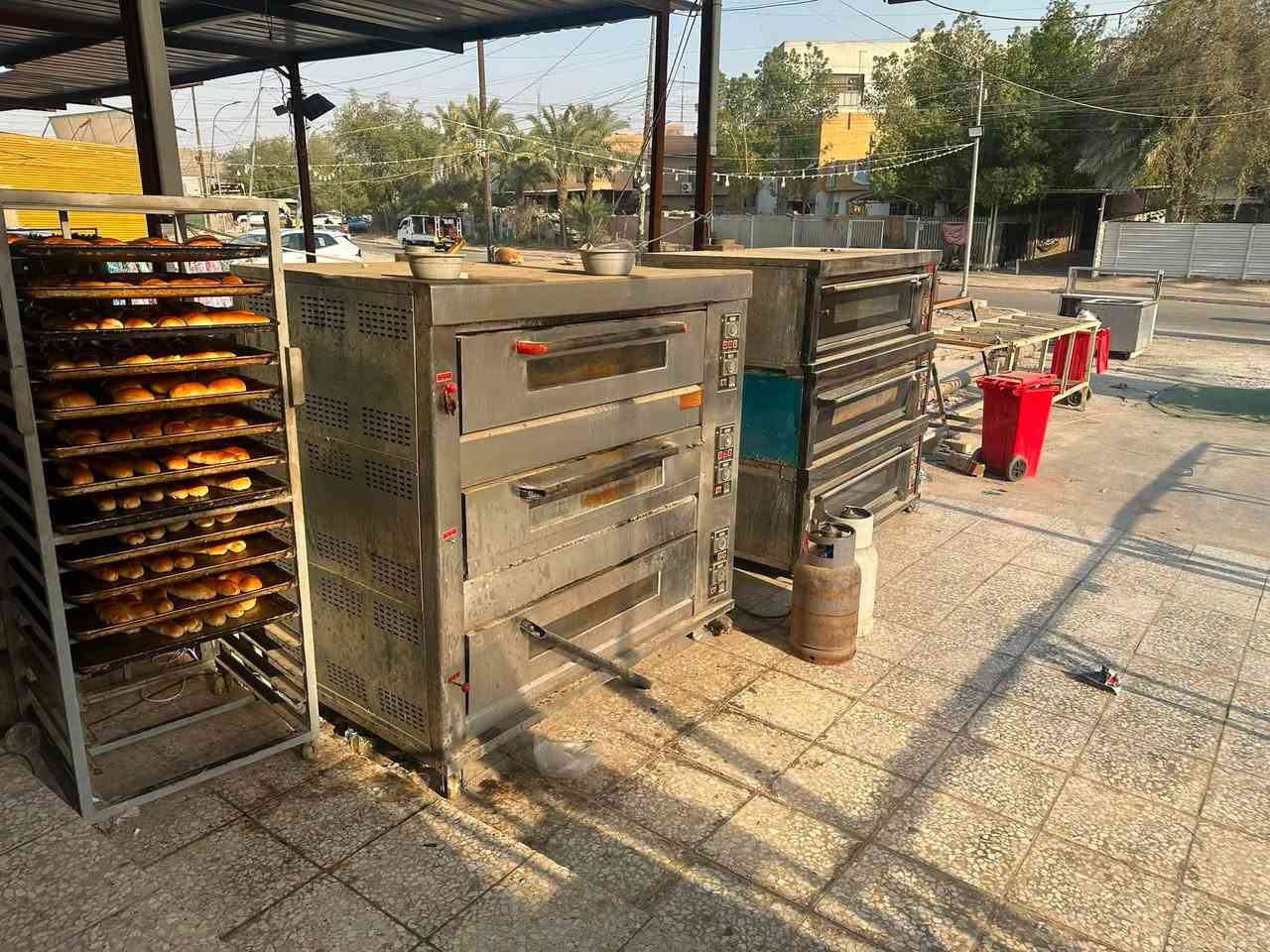 سلام عليكم عندي غراض  فرن للبيع متحمله من كلشي عجانه نمساوي و٧عرباين مع طاوليات أفران ثنين  نضيفات اميوزه عرض برادات كيك ثنين  تواصل خاص  التصال على هذه الرقم *********** المكان البلديات قرب سوق الميت

