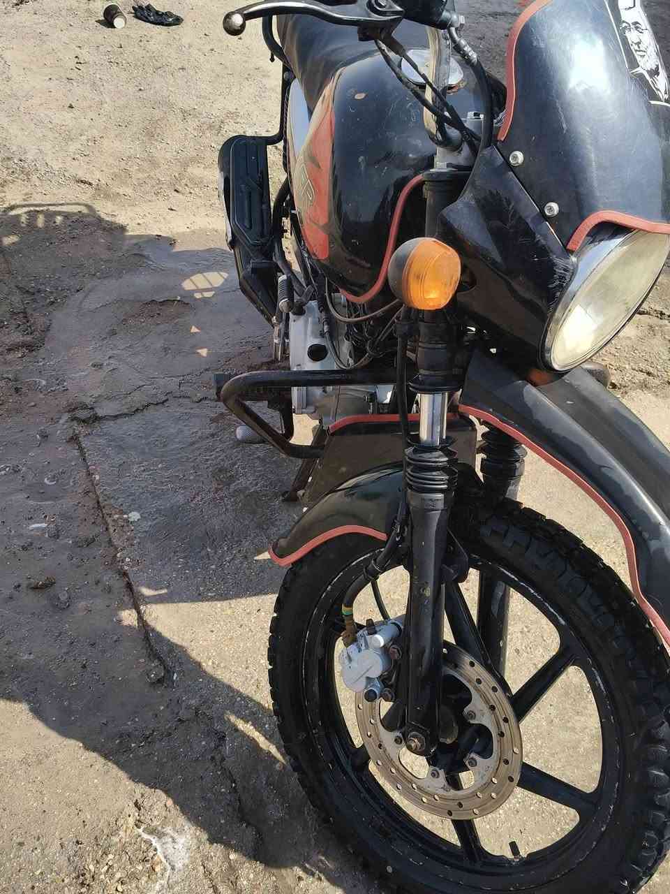 السلام عليكم بوكسر موديل 20 اوراق مكينه مفتوحه كهربائيات كلها شغاله سعر850 بيهه مجال العنوان القرنه الثغر ***********
