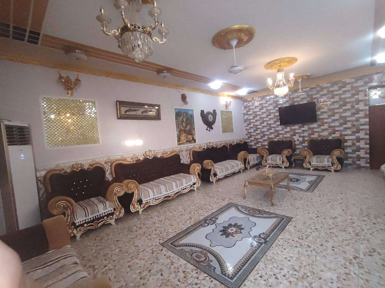 السلام عليكم 
بيت للبيع مع قطعة ارض 
سند ٣٥
المساحه نصف دونم البناء ٣٠٠متر 
بناء طابوك طابقين يحتوي الطابق الأول  على ٢غرف نوم وصاله واستقبال وحمام ومطبخ بارد وحار
والطابق الثاني ٣ غرف نوم واستقبال وحمام ومخزن 
وكذالك تواليت خارجيه وحمام خارجي 
متوفر كل الخدمات ماء كهرباء وتبليط لحد لباب بيت جاهز من كل الخدمات 
العنوان تقاطع النهروان مقابل القريه النفطيه للإستفسار 
***********
