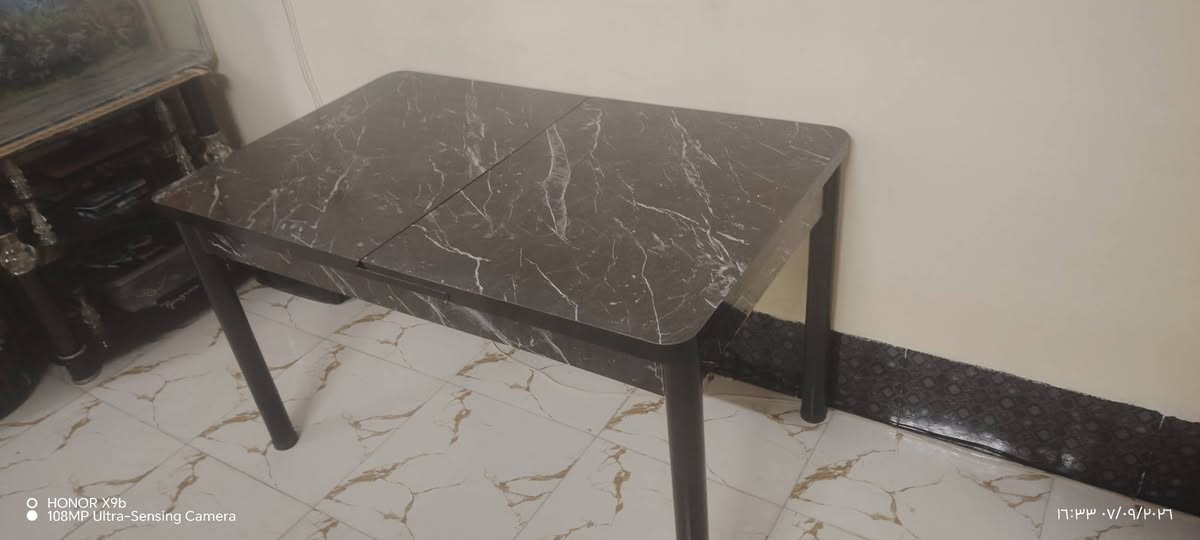ميز طعام حيل نضيف مع6 كراسي الميز يتصغر ويتكبر عرض80 سم طول الكبير 168سم طول مصغر129سم السعر120 الف مكاني حي السماح رقم الاتصال *********** والخاص مفتوح
