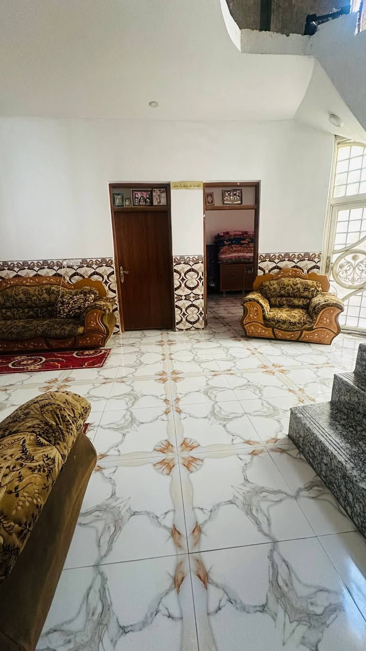 بيت للبيع مساحه 200 ، موقع مميز يقع علئ شارع عرض 15م. ،، ورابع بيت عن شارع المواكب..  موقع مميز كلش حلو ، كوت زين القوس قرب شارع المواكب ***********
