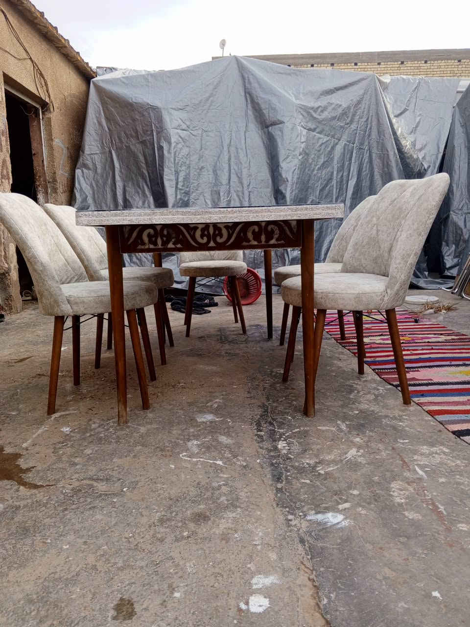 ميز طعام ابو 5كراسي  اخو الجديد يزغر ويتكبر  مديله كولش حلو ومرتب 
سعر 150 قفل 
الشراي يجي خاص او يتصل ***********

