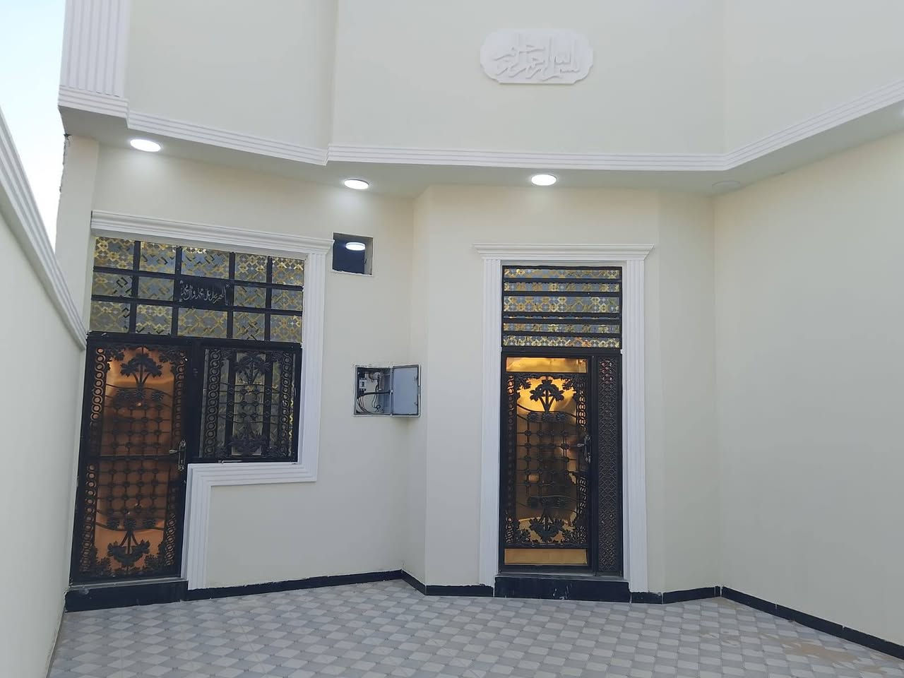 سلام عليكم 
يعلن مكتب عقارات الأصدقاء 
عن وجود بيت للبيع 
العنوان البصره ابو الخصيب حي العسكري شارع المحكمه 
جنس العقار طابو زراعي عراقي 
المساحه 200م
يحتوي البيت على كراج + ديوانيه + مطبخ + 2 غرف نوم + صحيات داخليه وخارجيه 
السعر 100 مليون وبي مجال 
للأستفسار اتصل على الرقم 
(***********)
