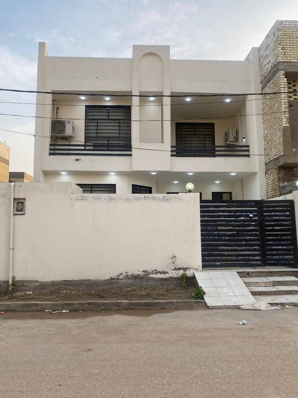 فرصة عقارية اجمل موقع ( طريق الزوار)      دار للبيع طابو زراعي قرار ٢٥ مساحة ٢٠٠ م٢ طابقين.
الطابق الارضي
1. استقبال
2. صالة
3. غرفة نوم
4. مطبخ
5. صحيات داخلية وخارجية
الطابق الاول :
1. غرف نوم عدد ٣
2. صحيات وحمام داخلي
3. سطح اول وسطح ثاني
الموقع : ملحق قرية الغدير 
طريق الزوار شارع الحولي قرب مجسر الشهداء يبعد عن الشارع العام ٨٠ متر عرض الشارع ١٥ متر 
للأستفسار الاتصال على الرقم ***********     وتتوفر خدمة واتساب.

