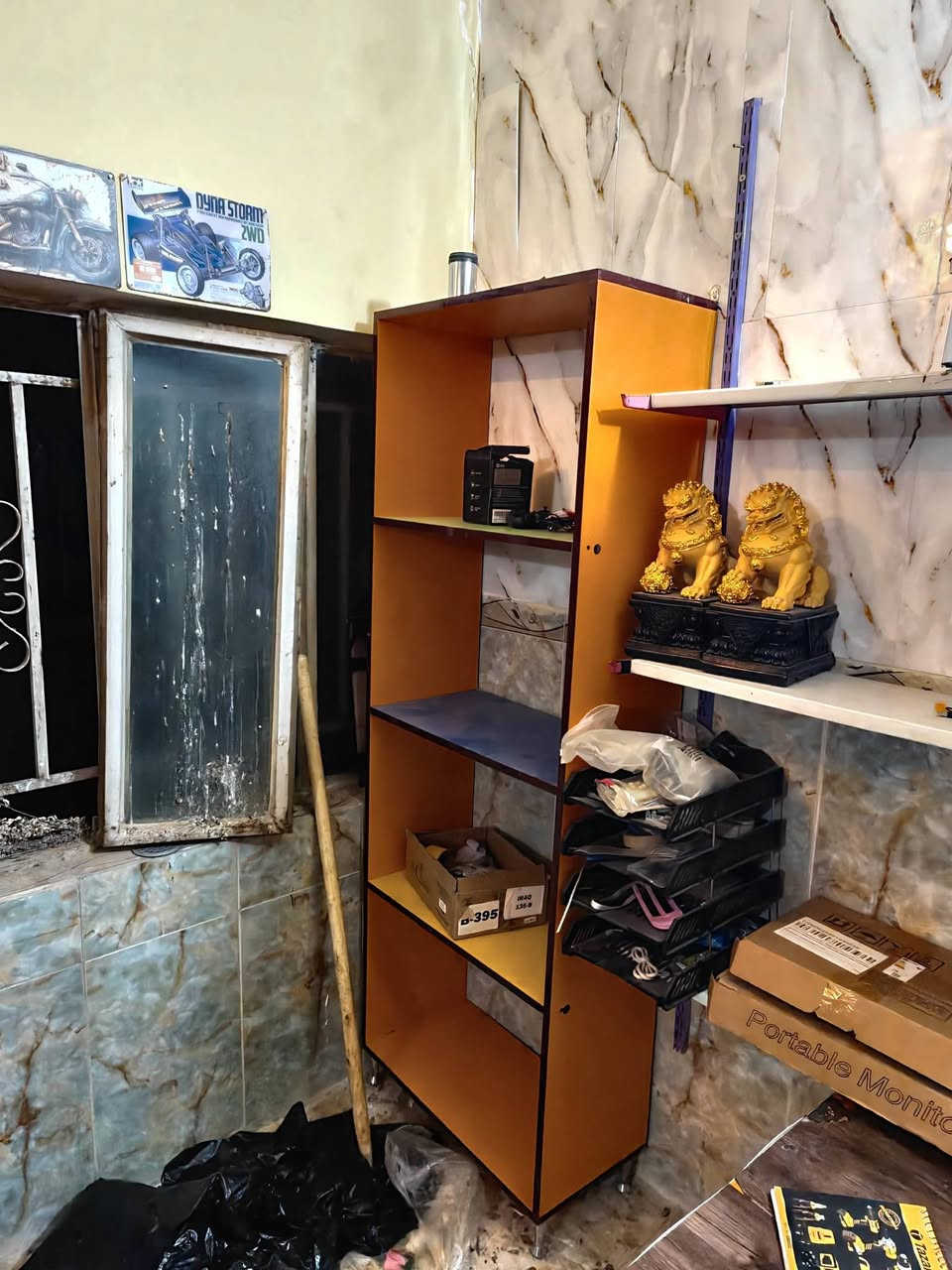 سلام عليكم رفوف للبيع كلهن 150بغداد رقم الهاتف ***********
