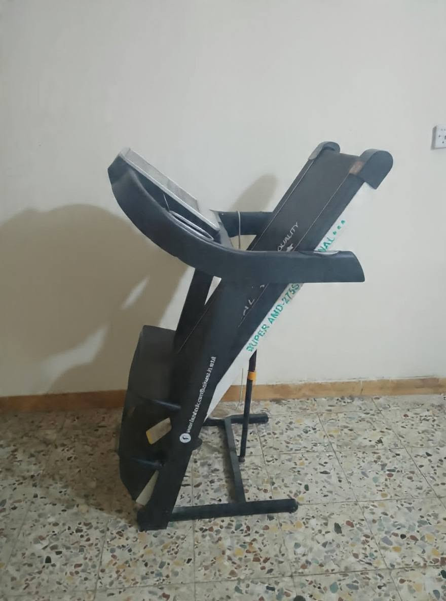 ---

*للبيع مشاية كهربائية SUPER AMD-275S* 🏃‍♂️

*المواصفات:*
- *الماركة*: SUPER MASTER 
- *الموديل*: AMD-275S 
- *الحالة*: نظيفة وشغالة 100% بدون عطل
- *قابلة للطي*: توفير مكان وسهلة التخزين
- *الشاشة*: ديجيتال LCD تعرض الوقت + المسافة + السرعة + السعرات + نبض القلب
- *السرعات*: بيها ازرار سريعة 3 - 6 - 9 و 8 - 10 - 12 كم/ساعة
- *مميزات*: 
    - برامج رياضية جاهزة PROG
    - حساس نبض باليد
    - سماعات + مدخل MP3 
    - حامل اكواب ومكان موبايل
    - مفتاح امان للطوارئ
- *الاستخدام*: مثالية للمشي والركض بالبيت

*السعر*: `400,000 دينار` قابل للتفاوض البسيط للشراي
*المكان*: بغداد
*للتواصل واتساب + اتصال*: `***********`

الجادين فقط. الصور بعد التنظيف 👇

---
