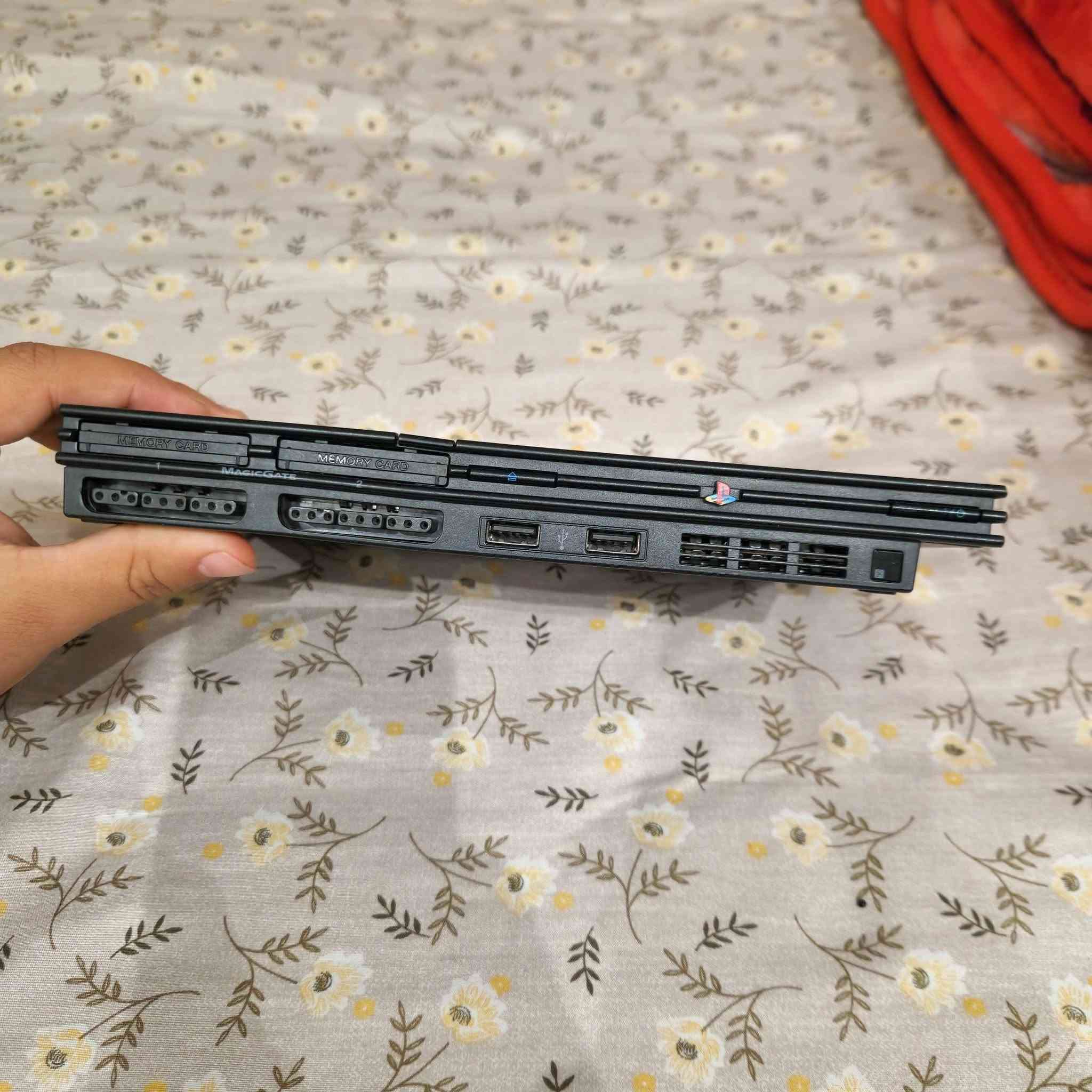 السلام عليكم
جهاز ps2 slim جهاز لك غير محور يشغل أقراص أصلية عدسة نضيفة جدا  فقط و يشغل فلاش و هارد 
جميع ملحقات الجهاز أصلية مثل ما موضح بالصورة 
* ملاحضة الكارتونة مو أصلية 
يجي ويا الجهاز فلاش بحجم 32GB يحتوي 50 لعبة 
السعر ١٠٠ الف قفل توصيل فقط داخل بغداد 
رقم التواصل واتساب :- ***********
