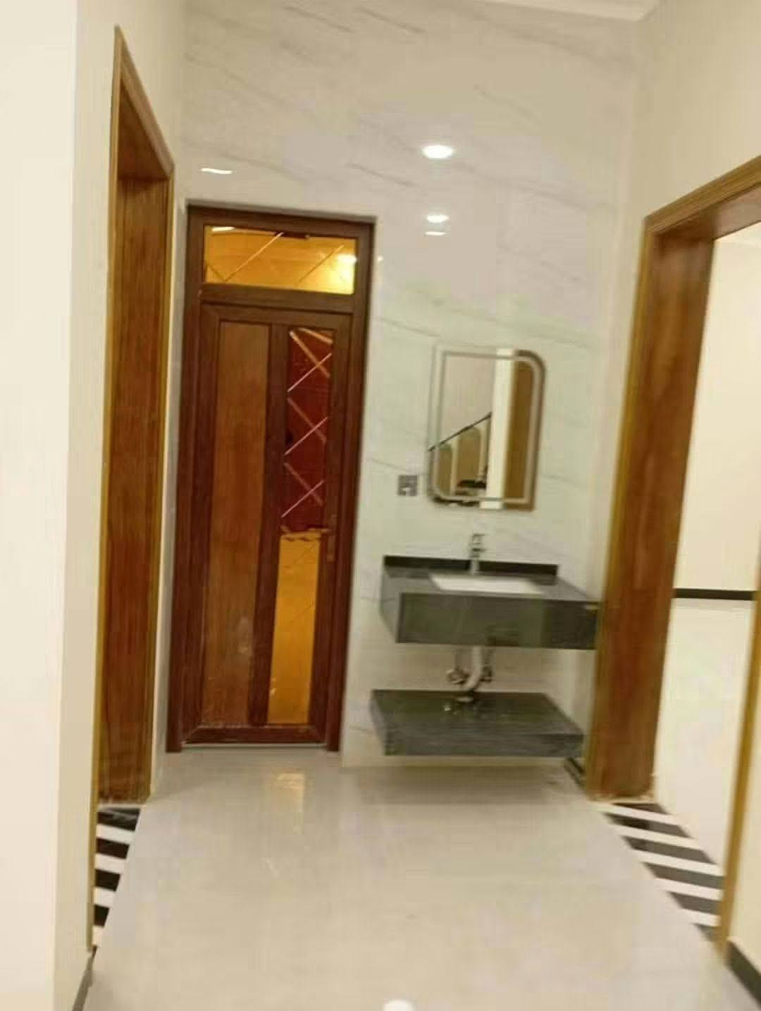 بيت طابقين • ٦ غرف • مسبح ٧٠م