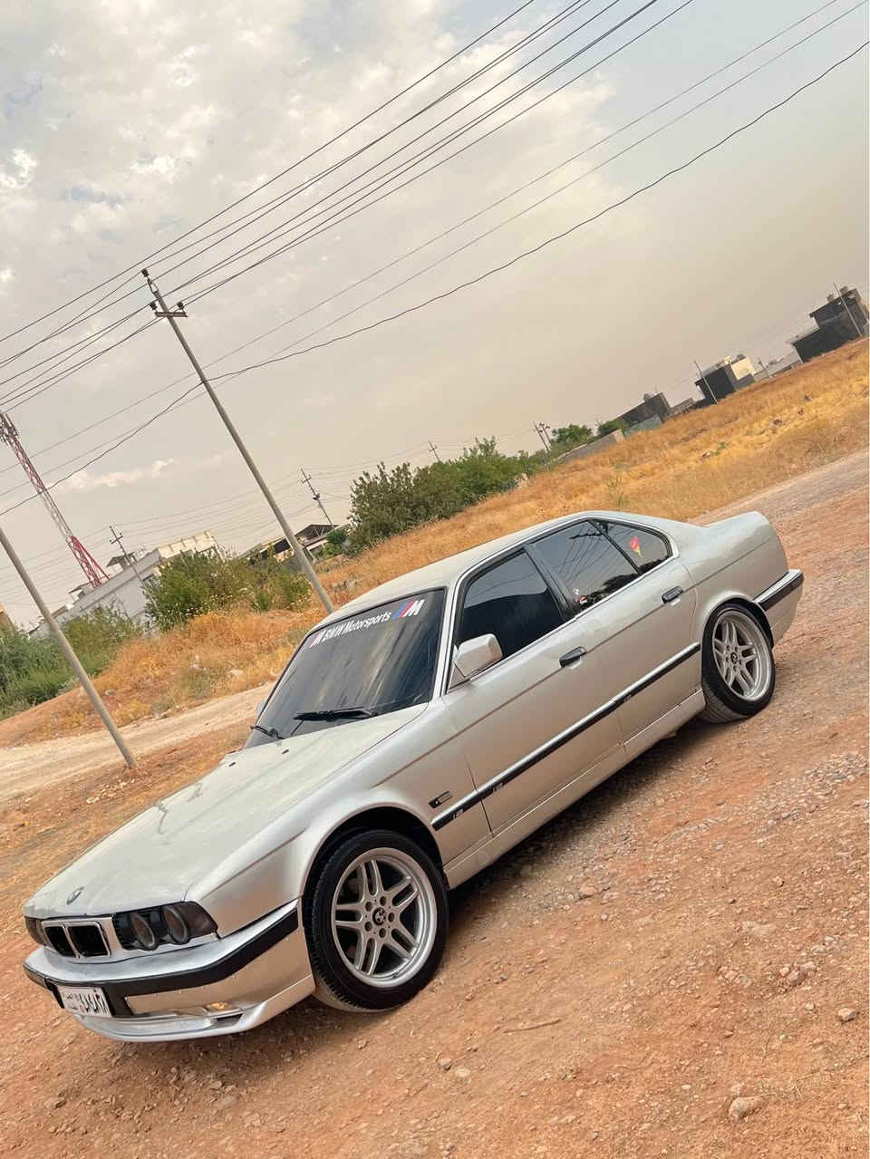 Bmw 525 گێر عادی 
مودیل 1992
ئارم پلاستیک هەولیر بەشەرت ئارم ئوەلیات
سعری ٣٨ گلا معامەلە 
پێشو پشتی کەپسە لیدانی نیە 
موسو براوەی بەشەرتە 
گێرو مەکینەی بەشەرتە 
تەقەو رەقەی نیە 
مەسروفی تیا نیە ئەت دەمی بەس بەنزینی تیکەیت 
٢٥٠ تیابو من ٥ گلا دەبرم سەیارەکە زۆر زۆر بەقۆتە 
قۆتی لەقەدەر خوی نیە بەس ماشاالله ی دەویت 
مواسەفات:
مەکینە کەپس 
جام کارەبا 
لایت ئەلقە 
پێش گەورە 
بلوتوز تەنزیل 
سوکانی M
دەعامی M
شوین کۆیە موشتەری تەلەفون بکە فایبەرو واتسئەپ کراوەتەوە: *********** كويسينجاك, أربيل
