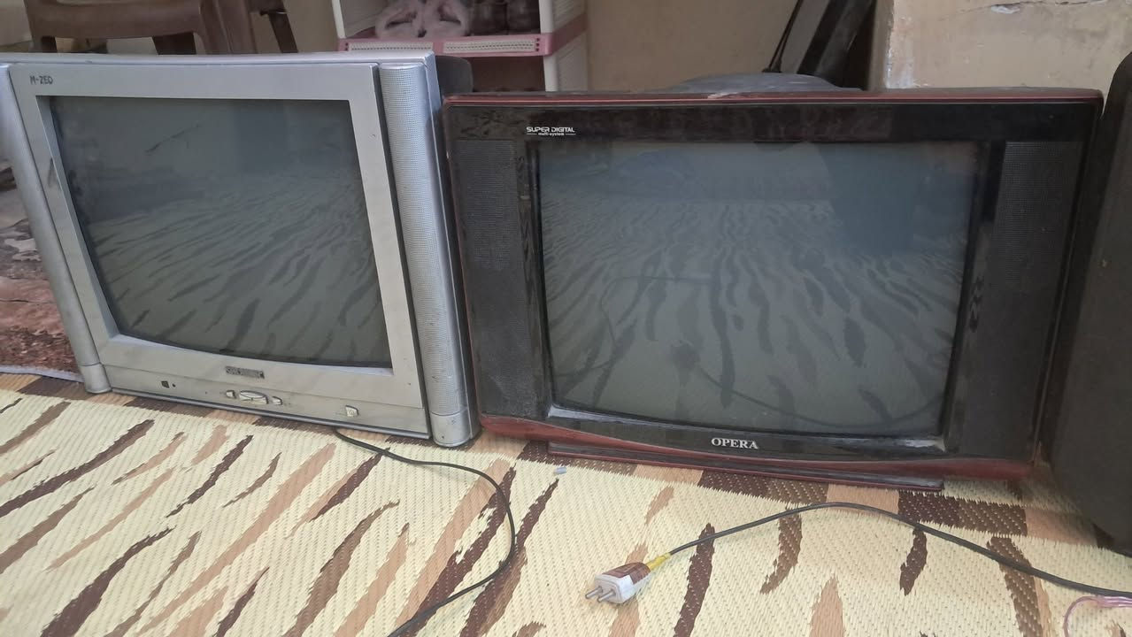 للبيع تلفزيونات.  نظيفة وكلهن شغلات.  شرط الفحص.    كلهن. ب. ٧٠. الف. والشراي. بي. خير ويدلل.    ***********
