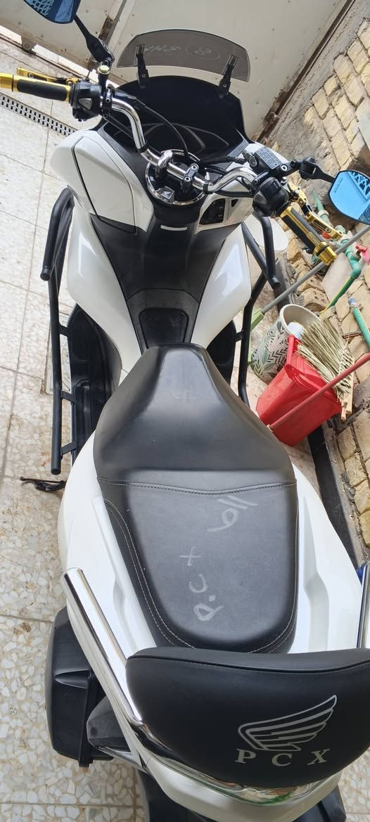 السلام عليكم 
دراجه للبيع  pcx (كوري) جيل ثالث 
موديل 2020 
معروفه مواصفات الجيل الثالث 
مكينه كفاله من فتحه البرغي 
الدراجه مكفوله من التاير للتاير 
السعر 13$ 
رقم الهاتف ***********
العنوان بغداد رئاسه العبيدي

