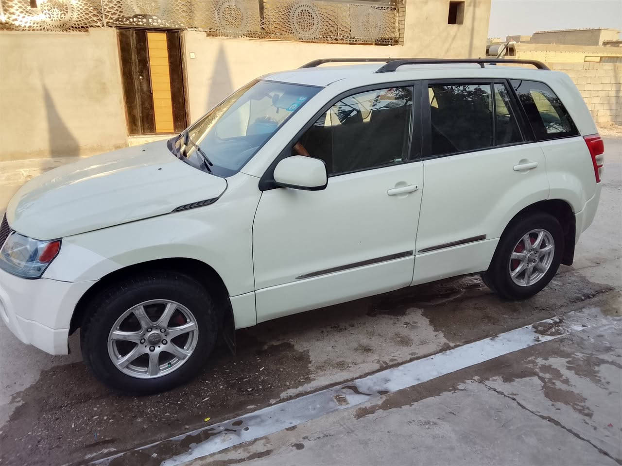 السلام عليكم
من رخصة صاحب المجموعة 
*سيارة سوزوكي كراند فيتارا 2007
*محرك 6سلندر 2700 
*تدفئه تبريد شغال 
*5راكب السيارة 
*تخم تاير جديد 
*كير اتوماتيك 
*السيارة بحالة ممتازة مال بيت ونضيفة 
*مكان السيارة بغداد مدينة الصدر 
*السعر 75 وبيها مجال للشراي 
📞***********
