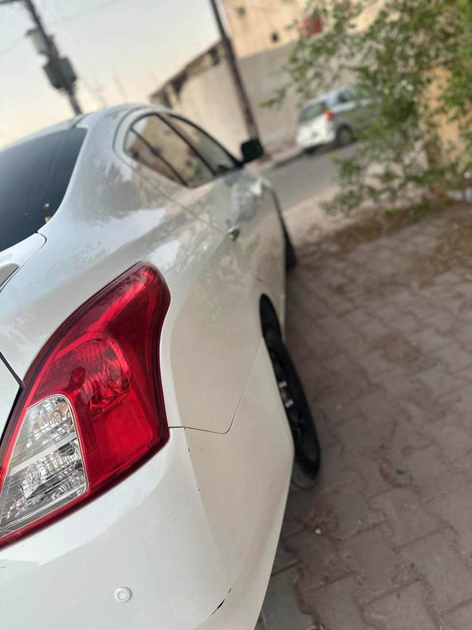 نيسان سني هندي مديل 25 بيهه بارد شويه بل جاملع بي مابين السياره حيل جديده كيلو متر30 الف شاشا الكزز شرط تحويل لو وكاله شريد بل خدمه مكان السياره الطويسه السعر 126 شراي خابر انا خادم ملاحظة الي عنده مراوس بزيرو تراوس ونطي فرق 
***********
