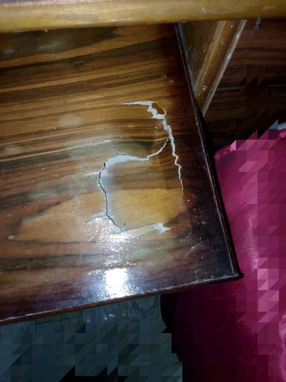 غرفه اخشاب نضيفه والله محتاجه واريد ابيعها مابيها بس هاي الضربه وخارجيه يعني بس من فوك