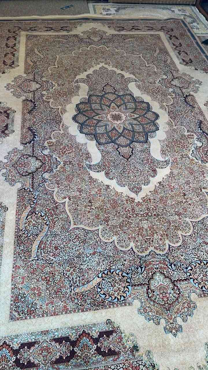 دوو فەرشی ئیرانی زۆۆر تازە و جوان کەم بەکار هاتوون ١٢٠٠شانەن٣بە٤
نرخشیان٤٥٠,کەمیک مەجال.***********
