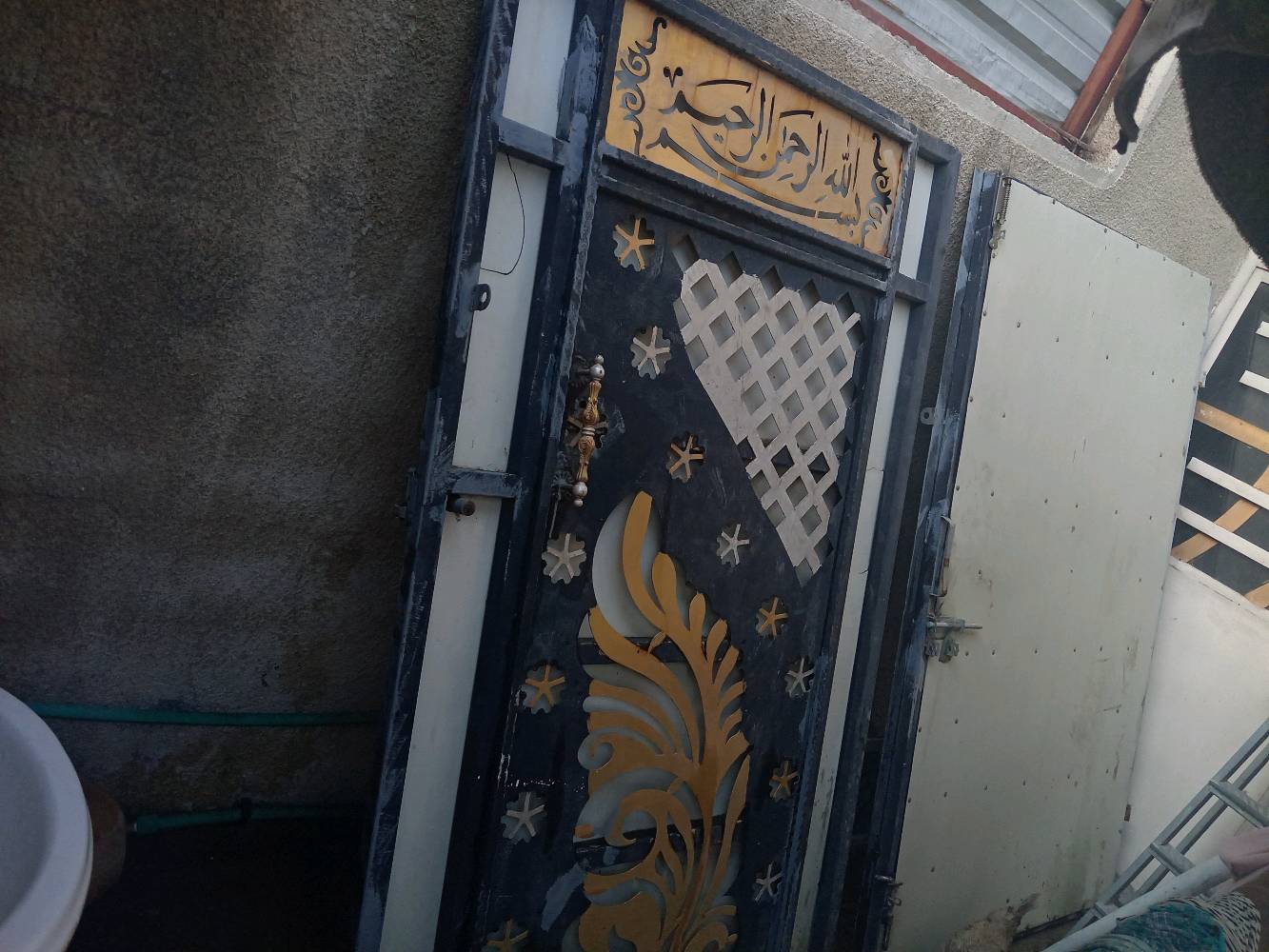 باب بيت يخبل تفاصيل و دقة و كتابات و ألوان حديد أصلي سويته ب٦٥٠ رايدته ب٣٠٠ ومكاني بلديات شارع كهرباء