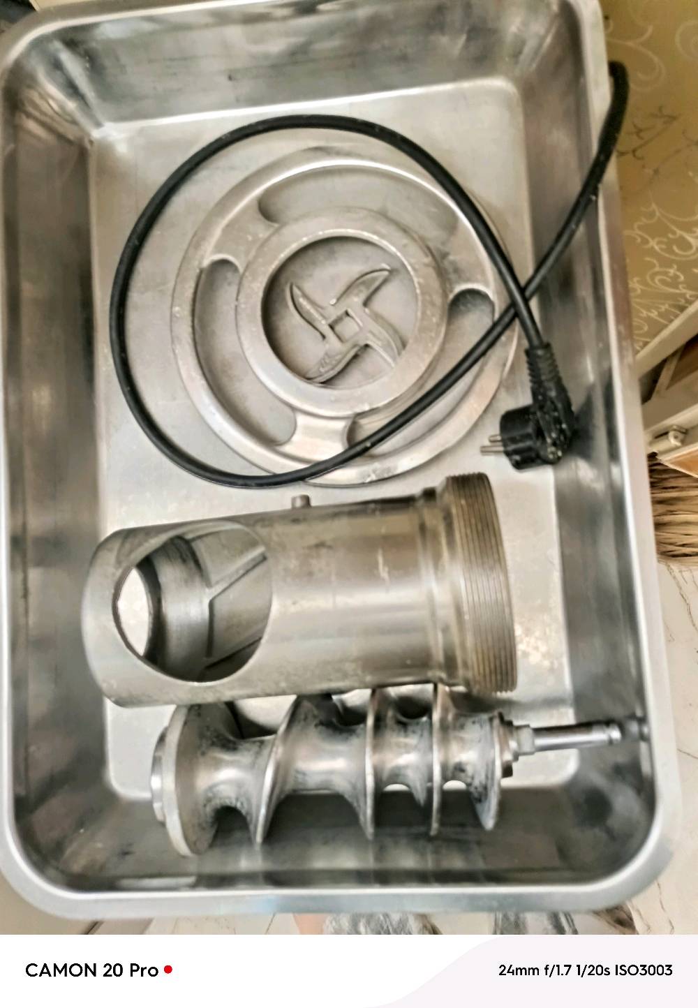 ـ مفرمة  تجارية وصناعية (طراز TK-32)،
هلا بيك، المفرمة TK-32 شكد عليها استخدام تقريباً؟ وبيها أي عطل أو صوت/رجّة؟: 
مابيه ايشي وابد ما داخله صيانه 
تشتغل على شنو بالضبط: 220 لو 380 فولت؟ وهل هي كاملة مع السكاكين/اللولب/الملحقات لو ناقص شي؟: 
كامله 
شنو حالتها من الداخل والخارج: نظيفة ومجربة، لو بيها تصليح بسيط أو قطع مستهلكة؟: 
مابيه شي 
وين موقعك بالضبط؟ وهل متوفر فحص وتشغيل بالمكان قبل الشراء؟: 
نعم مكاني بغداد قرية الانتصار 
السعر شكد تريد بيها؟ وهل تقبلون التفاوض لو السعر نهائي؟: 
35000 وبيه مجال 
