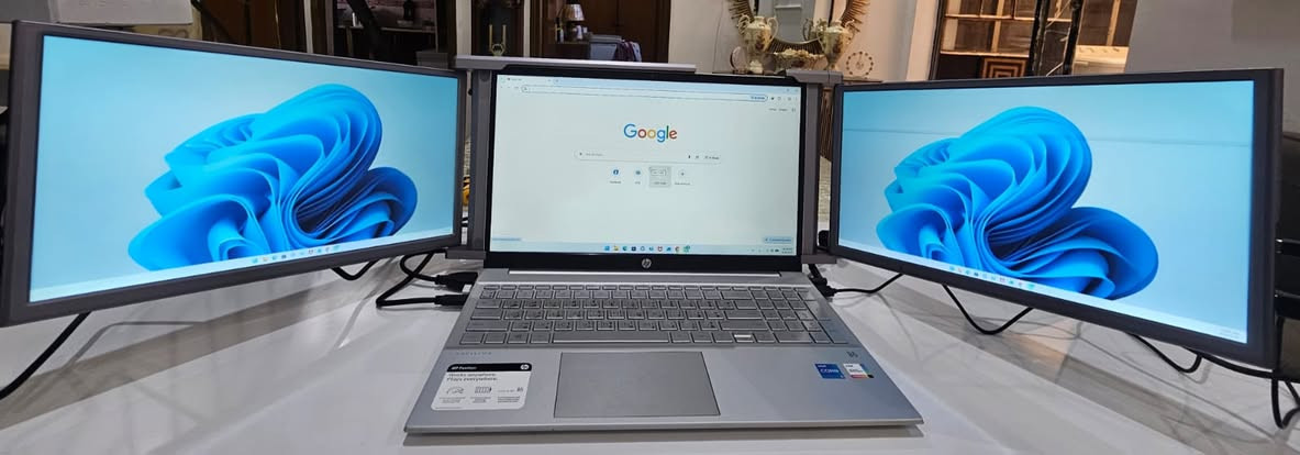 موسع شاشات اللابتوب الجانبية (Portable Tri-Screen Monitor) موديل S1 الجديد بالكرتون – بسعر تعاوني 
السلام عليكم،
للبيع موسع الشاشات الجانبية المحمول المخصص لأجهزة اللابتوب (Portable Tri-Screen Monitor) موديل S1 المعروف. هذا الملحق يركب مباشرة على شاشة لابتوبك الحالي ليحوله إلى محطة عمل متكاملة تحتوي على 3 شاشات في وقت واحد (شاشتان إضافيتان على الجوانب)، وهو ممتاز جداً للمبرمجين، المصممين، المتداولين، والطلاب لزيادة الإنتاجية وإنجاز المهام بسرعة وسهولة.
✨ مواصفات وحالة القطعة:
المقاس والدقة: الشاشات الجانبية تأتي بحجم 14 إنج وبدقة عالية FHD 1080P.
الوضعية: جديدة تماماً بالكرتون الأصلي واستخدمت للتجربة فقط.
الملحقات الكاملة: يأتي مع كرتونه وتغليفه المصنعي وكافة كابلات التوصيل الأصلية (كابلات الميني HDMI، وكابلات التايب سي والـ USB المخصصة لنقل الصورة والطاقة).
⚠️ ملاحظة هامة للأمانة وإبراء الذمة:
الشاشة الجانبية اليسرى تعمل بكفاءة ممتازة 100% وبألوان صافية.
الشاشة الجانبية اليمنى عند بداية تشغيلها وهي باردة تظهر فيها خطوط أفقية متحركة، وبعد دقائق معدودة من تشغيلها واستقرار الطاقة تختفي أغلب هذه الخطوط تماماً ويتبقى خطان رفيعان جداً وثابتان لا يؤثران على تصفح البيانات أو الاستخدام نهائياً.
💰 السعر المطلوب: 135.000 (قابل للتفاوض البسيط مع المشتري الجاد والصادق). السعر تم تخفيضه بسبب الملاحظة المذكورة.

التفاصيل داخل الصور / للتواصل *********** واتس اب توصيل بغداد (5) آلاف محافظات (6) الاف للمزيد زوروا صفحتنا على الفيس بك 

https://www.facebook.com/profile.php?id=61560710157601
